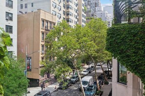 View from property - Stylish 2-Bedroom Apartment in the Upper East Side (New York)