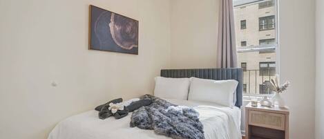 2 bedrooms, desk, iron/ironing board, WiFi