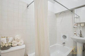 Een douche, een haardroger, handdoeken