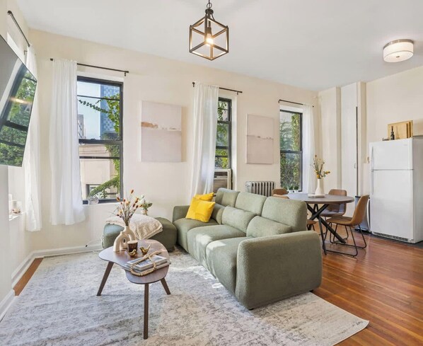 Een televisie en een kantoor