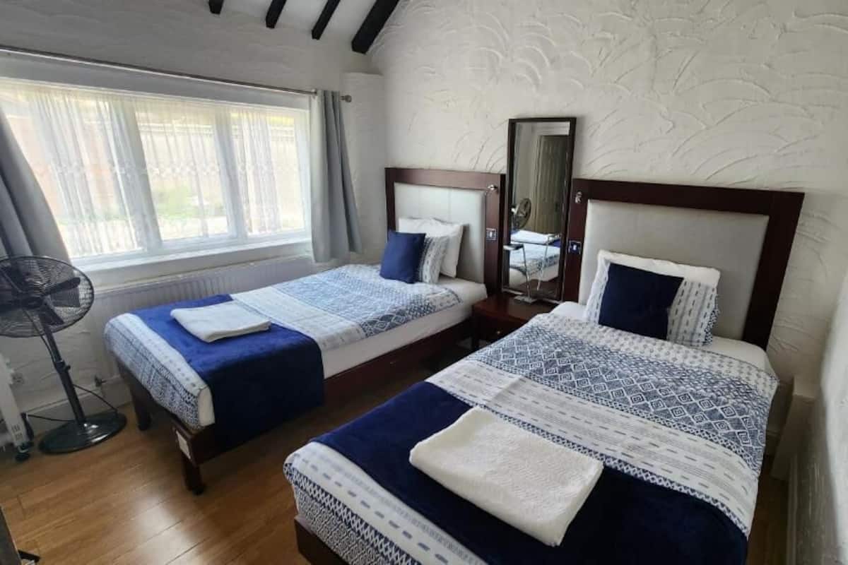 Twin Room | Desk, soundproofing, iron/ironing board, free WiFi