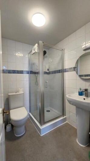 Superior Room | Bathroom - Gatwick Castle B&B (Horley)