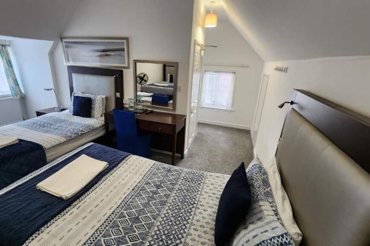 Triple Room | Desk, soundproofing, iron/ironing board, free WiFi
