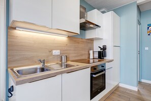 Fridge, microwave, oven, stovetop - Holiday Home 'Maison La Guitoune Fautaise' with Terrace, Air Conditioning (L'Aiguillon-la-Presqu'île)