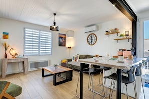 Dining - Holiday Home 'Maison La Guitoune Fautaise' with Terrace, Air Conditioning (L'Aiguillon-la-Presqu'île)