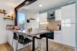 Fridge, microwave, oven, stovetop - Holiday Home 'Maison La Guitoune Fautaise' with Terrace, Air Conditioning (L'Aiguillon-la-Presqu'île)