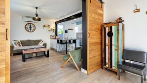 Ein modernes Wohnzimmer mit einer Couch, einem Couchtisch und einem Essbereich mit Stühlen und einem Tisch.