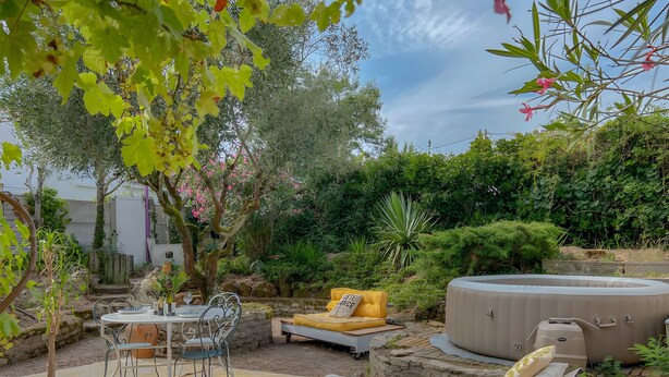 A patio with outdoor furniture, a hot tub, and a garden. - Villa Esterel, for 14 people, located 200 m from the beach (La Faute sur Mer)