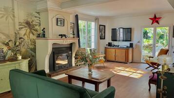 TV, lareira, aparelho de som