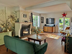 テレビ、暖炉、ステレオ