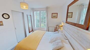 6 bedrooms, iron/ironing board, WiFi, bed sheets