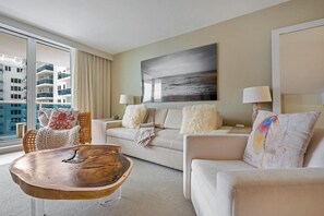 Departamento, balcón, vista al océano | Área de sala de estar