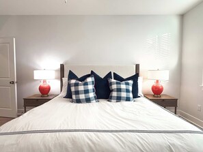 3 bedrooms, iron/ironing board, WiFi, bed sheets - The MVP on Miramar | Best Playoff Weekend Rate (Oxford)