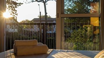 Svit Deluxe - balkong - utsikt mot trÀdgÄrden | Vardagsrum