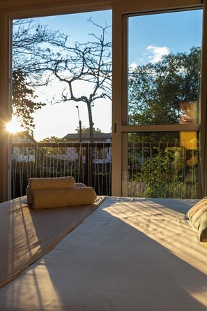 Deluxe Suite, Balcony, Garden View | Living area