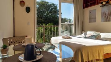 Suíte luxo, sacada, vista para o jardim | Ferros/tábuas de passar roupa, Wi-Fi de cortesia