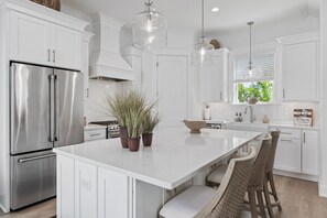 Kylskåp, mikrovågsugn, ugn och spishäll