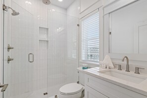 Douche, sèche-cheveux, serviettes fournies