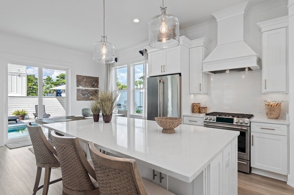 Kylskåp, mikrovågsugn, ugn och spishäll