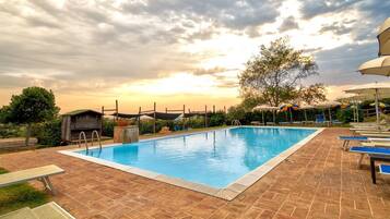 Lämmitetty uima-allas