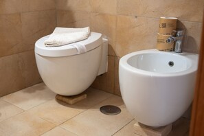 シャワー、ビデ、タオル、シャンプー