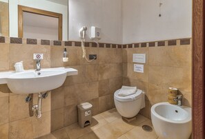 Regadera, bidet, toallas, shampoo 