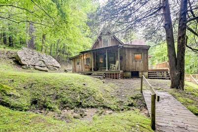 Trail Access & Tranquil Setting: Franklin Retreat!