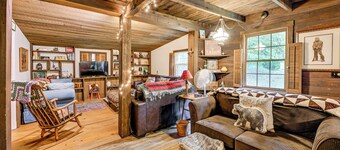 Trail Access & Tranquil Setting: Franklin Retreat!