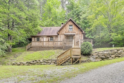 Trail Access & Tranquil Setting: Franklin Retreat!