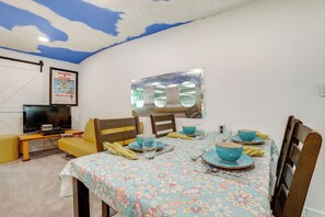 Apartment (1 Bedroom) | Interior - Aircraft Tours! Fly-in Hangar Apt in New Waverly (New Waverly)