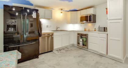 Aircraft Tours! Fly-in Hangar Apt in New Waverly
