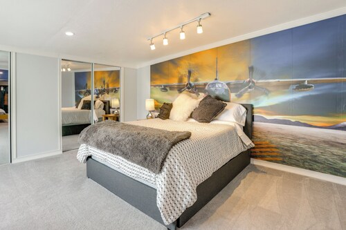 Aircraft Tours! Fly-in Hangar Apt in New Waverly