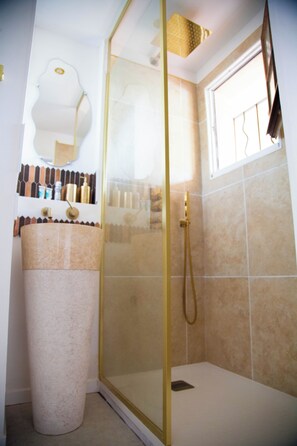 Toallas, jabón, papel de baño 