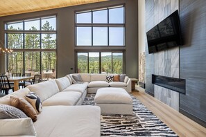 Smart TV y chimenea 
