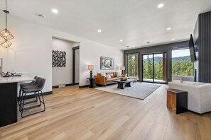 Smart TV, fireplace