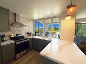 Réfrigérateur, four à micro-ondes, un four, surface de cuisson