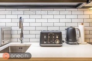 Réfrigérateur, micro-ondes, four, plaque de cuisson