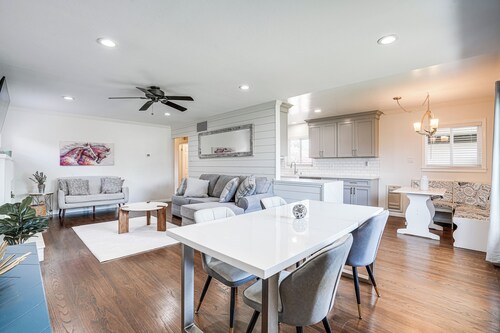 Private Zen Garden + Fireplace: Chic Hayward Oasis