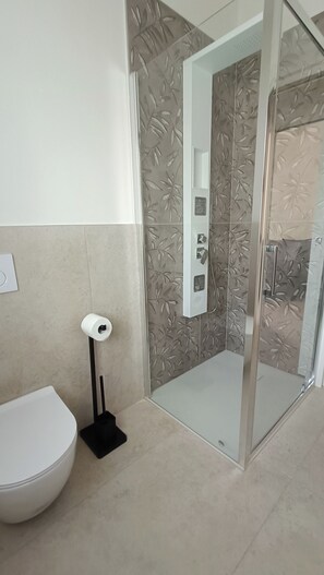 Ducha, secador de pelo, bidet, toallas