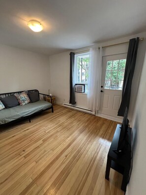 Living area - Cozy Stay  2 minutes from the child Jesus and 5 Mins from old Qc (Québec)