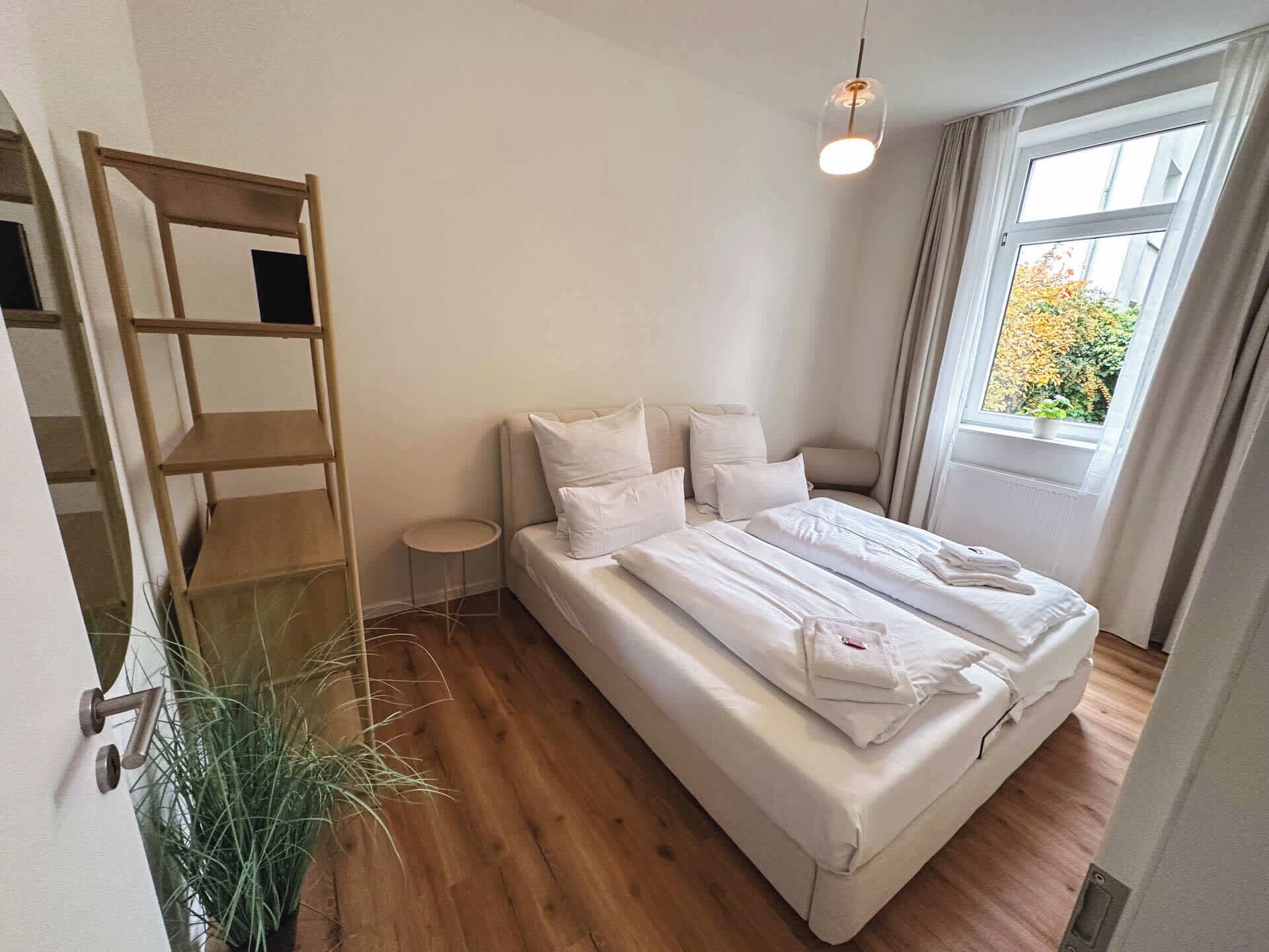 1 makuuhuone, työpöytä, silitysrauta/-lauta, vauvan matkasänky