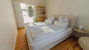 1 Schlafzimmer, Schreibtisch, Bügeleisen/Bügelbrett, Reisekinderbett