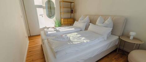 1 soverom, skrivebord, strykejern/-brett og reiseseng for barn