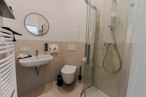 Douche, sèche-cheveux, serviettes fournies