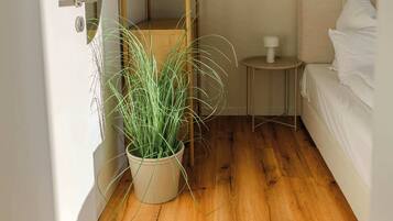 1 chambre, bureau, fer et planche Ă repasser, lit parapluie