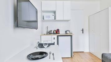 Appartement | Privékeuken | Een koelkast, een microgolfoven, een kookplaat