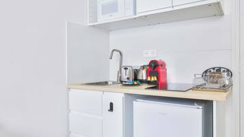Appartement | Cuisine privée | Réfrigérateur, micro-ondes, plaque de cuisson, cafetiÚre/bouilloire