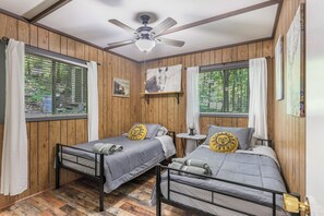 2 bedrooms, iron/ironing board, Internet, bed sheets