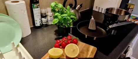 Refrigerador, microondas, horno, placa de cocina