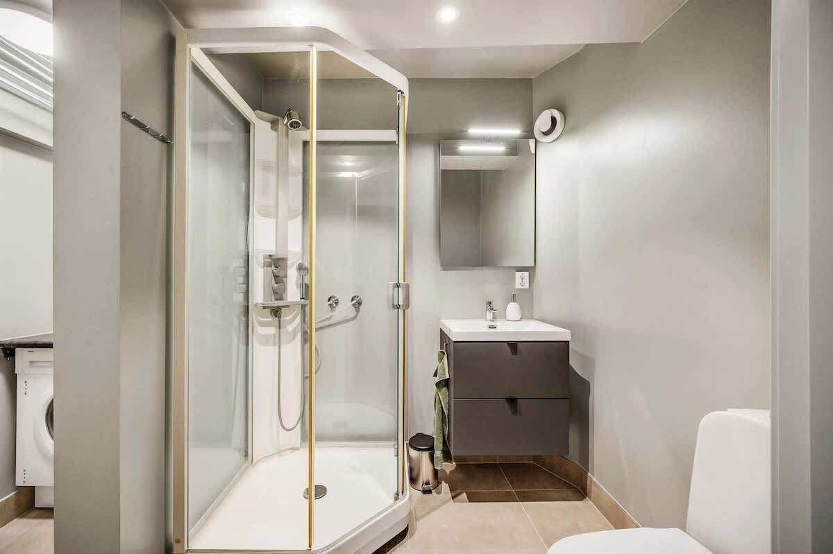 Ducha, artículos de tocador gratuitos, secador de pelo, shampoo